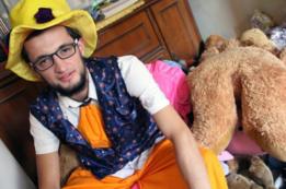 Una foto de Anas al Basha, vestido como payaso en su casa en Alepo.