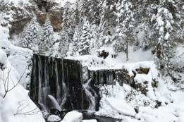 Río congelado en Siberia