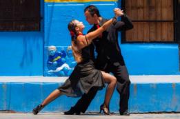 Una pareja bailando tango
