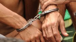 Dos presos esposados