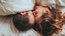 Una pareja besándose