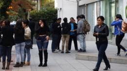 La gente abandona edificios por el temblor