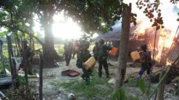 جنود من ميانمار يحرقون كوخا يشتبه بأنه يعود لمتمردين شاركوا في هجمات ضد الحكومة