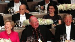 Hillary Clinton y Donald Trump se ríen en la cena benéfica de este jueves en Nueva York