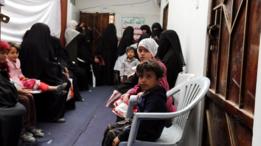 أطفال ونساء في قاعة علاج