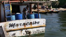 Pescador en un barco