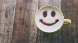 Sonrisa dibujada en un café