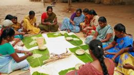 نساء يجتمعن لتعلم فنون صناعة قلادات الياسمين