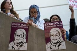 Mujeres protestan contra la orden ejecutiva del presidente Donald Trump en el aeropuerto de Nueva York, EE.UU.
