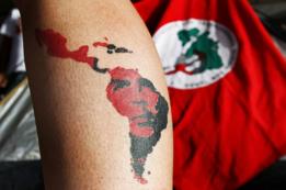 Hombre con el mapa de Brasil tatuado en la pierna