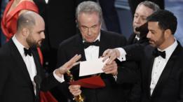 Jordan Horowitz, Warren Beatty, Gary Natoli y Jimmy Kimmel