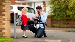 Un padre con sus hijos
