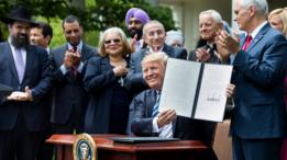 El presidente Trump muestra la orden ejecutiva firmada.