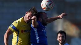 El Canelas, de amarillo, en un partido contra el Candal