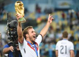 Mario Gotze con un trofeo