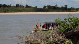 Una embarcación llega a la costa colombiana desde Venezuela.