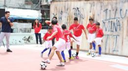 Niños jugando en cancha asimétrica
