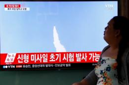 Mujer surcoreana observa un noticiero de televisión en Seúl que muestra un misil norcoreano el 15 de abril de 2017