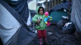 Niña en el campo de refugiados de Dunkirk, en Francia.