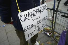 Cartel de una asociación de abuelos que reclama la custodia compartida para sus hijos.