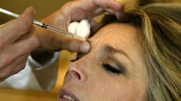 Mujer inyectada con Botox