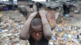 niño en medio de una villa miseria