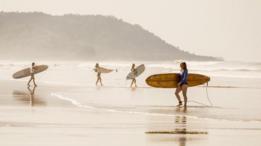 Unos surfistas en una playa de Costa Rica