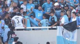 Balbo es perseguido por un grupo de hinchas.