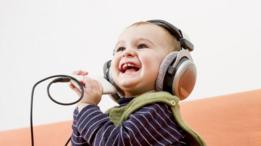 Bebé usando audífonos