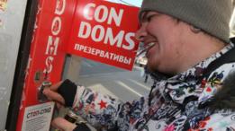 Скрепы вместо презервативов: как идет борьба со СПИДом в России