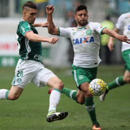 Alan Ruschel en un partido de la liga brasileña