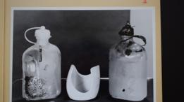 Foto de las dos botellas encontradas cerca del cuerpo.