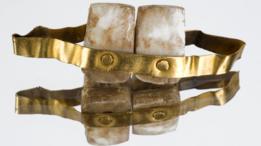 Dentadura en oro con dos dientes inferiores. Copia de la descubierta en una tumba en Etruria, Italia, de circa 700 a.C.