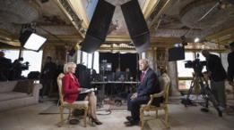 La presentadora Lesley Stahl, de CBS, sentada para entrevistar a Donald Trump en la casa del millonario.
