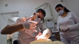 Una persona a la que el dentista le está inyectando anestesia