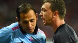 Arbitro escucha una protesta en un partido