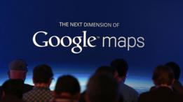 Gente ante un cartel de Google Maps