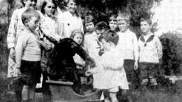 John Daniel jugando con los niños de Uley