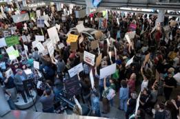 Personas protestan contra la orden ejecutiva del presidente Donald Trump en el aeropuerto de Los Ángeles, EE.UU.