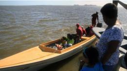 Lancha llega a la Isla de Toas