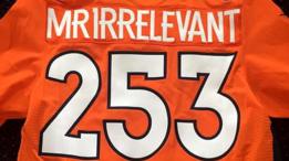 Una camiseta naranja con el número 253