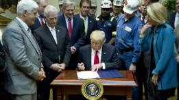 Trump firmando una orden ejecutiva