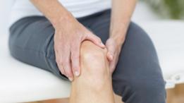 Hombre con dolor en la rodilla.