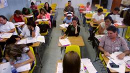 Adultos estudiando en una clase.