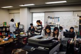 Mujeres japonesas, que no son científicas sino madres, crearon su propio laboratorio para mediar la radiación en los alimentos cerca de Fukushima.