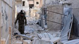 عناصر تابعة للقوات السورية تتفقد الأحياء التي تم السيطرة عليها شرقي حلب