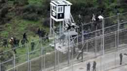 نشرت صحيفة إلفارو دي سبتة مقاطع مصورة لعبور عشرات المهاجرين السياج السلكي