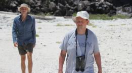 Rattenborg, der. junto a Ryan Tisdale, del equipo de campo de la investigación en Galápagos.
