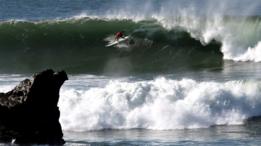 Surfista hombre en el torneo por invitación de Mavricks