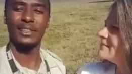 Guía turístico tanzano y turista hablando frente a la cámara